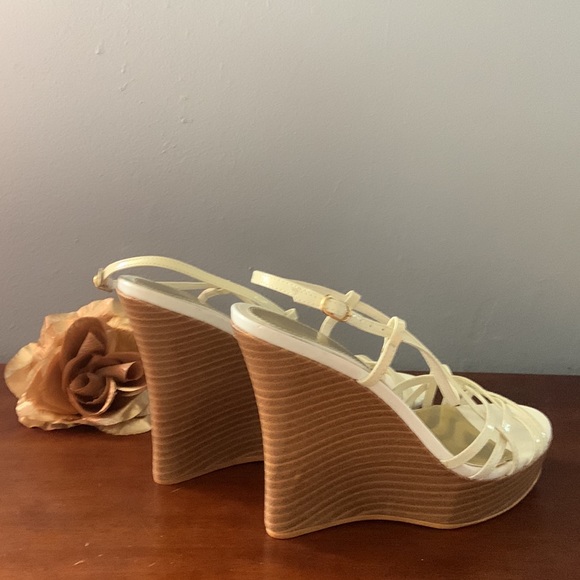 COLIN STUART GENUINE leather beige 4 1/2 in wooden platform wedge sandals. Sz 7 - Picture 2 of 3